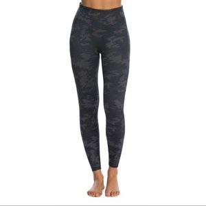 SPANX ‘Look At Me Now’ Seamless Leggings, Black Camo, Size M